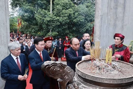 越南国家主席阮春福向各位雄王敬香