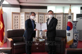 越南驻韩国大使向朴秀群颁发名誉总领事任命书