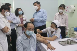 卫生部代表团对胡志明市的隔离、入境人员管理和新冠疫苗接种工作进行实地检查
