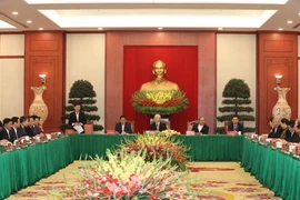 越共中央政治局与越共第十二届原中央政治局委员、书记处书记和中央委员举行见面会