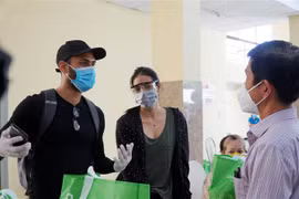 胡志明市为受疫情影响的外国人赠送必需品