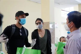 胡志明市为受疫情影响的外国人赠送必需品