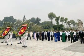 胡志明市领导春节前夕向各位革命英烈献花和上香