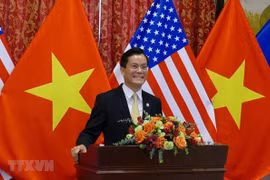 越南驻美国大使何金玉与美国众议员卡斯特罗通电话