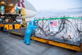 另有通过COVAX机制援助的300万剂新冠疫苗运抵越南