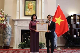  前古巴驻越大使荣获友谊勋章