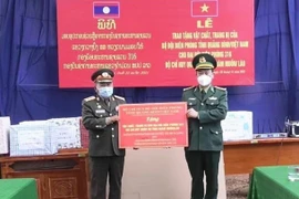 越南广平省边防部队向老挝甘蒙省边防部队捐赠医疗物资