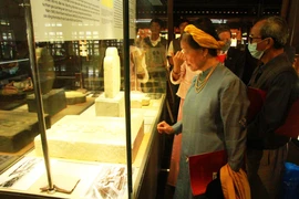  嘉隆皇帝资料文物展承天顺化省开展