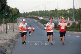 近400名运动员参加在平顺省举行的美奈沙丘马拉松越野赛
