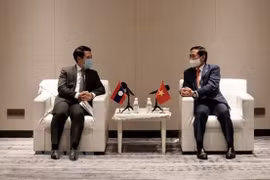 越南外交部长裴青山会见老挝外交部长沙伦赛•贡玛西