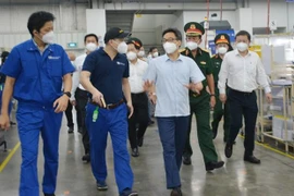 政府副总理武德儋亲自对胡志明市守德市生产经营活动进行实地检查