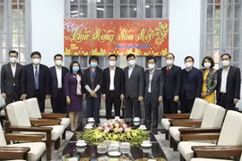 越共中央书记处常务书记武文赏走访慰问中央卫生与流行病学研究院工作人员