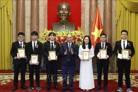 国家主席阮春福向获得国际大奖的学生授予劳动勋章