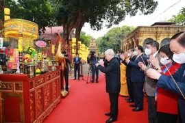 越共中央总书记、国家主席阮富仲在升龙皇城遗迹区上香和植树留念