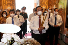 越南国庆76周年：胡志明市领导代表团上香缅怀胡志明主席