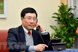 范平明与文莱外交与贸易部第二部长艾瑞万通电话