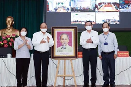越南国家主席阮春福在胡志明市开展接待选民活动