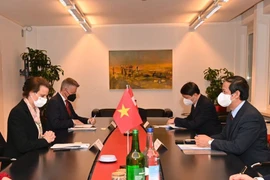 越南教育培训部长与瑞士教育、研究与创新委员会国务秘书举行工作座谈