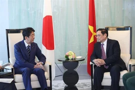 越南政府总理范明政分别会见日本前首相安倍晋三和越日前特别大使杉良太郎