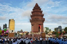 越南党和国家领导人致电柬埔寨领导人庆祝国庆