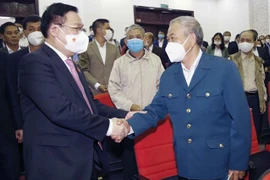 越南国会主席王廷惠与海防市选民接触