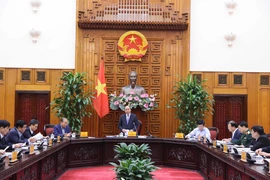 阮春福总理：国家财政预算内中期投资资金须集中投入重要基础设施建设 