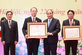 越南国家主席阮春福向优秀科学家颁发荣誉奖项