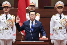 越南国会主席王廷惠宣誓就职