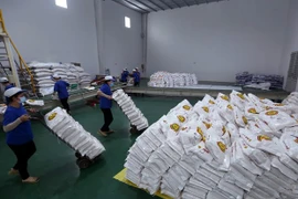河内市为胡志明市和平阳省捐赠6000吨大米