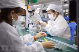 世行警告称疫情造成生产继续萎缩
