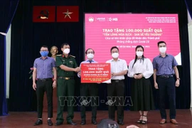 胡志明市接受10万份民生保障慰问品