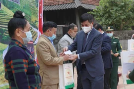 向边境地区贫困户、政策优抚家庭赠送“大团结房”和100多份礼物