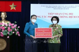 老挝阿苏破省向胡志明市新冠肺炎疫情防控工作提供援助