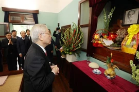 越共中央总书记、国家主席阮富仲在67号房向胡志明主席上香