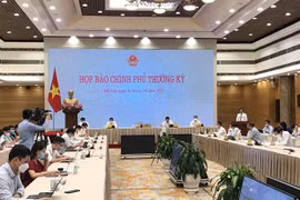 政府新闻发布会：制定两个经济增长方案