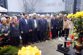 黄忠海书记上香缅怀火炉监狱老政治犯