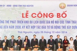 “2025年前山谷（Núi Cốc）湖国家级旅游区发展总体规划及2030年展望”公布仪式（图片来源:baocongthuong.com.vn)