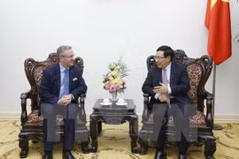 越南政府副总理兼外交部长范平明会见波兰总统府外交事务部长克日什托夫·什切尔斯基。