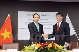 越南劳动荣军与社会部部长陶玉荣（左）与日本中小企业国际人力发展协会会长共荣柳泽