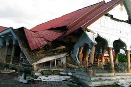 房屋建筑遭受地震破坏。