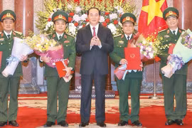 越南国家主席陈大光向越南人民军4位中将颁发晋升上将军衔的决定