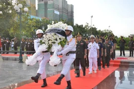 柬埔寨国防部代表团向英烈们敬献花圈