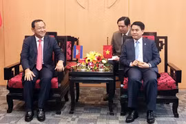 阮德钟主席（右）与巴速杰旺市长（图片来源：新河内报）