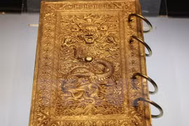 “阮朝皇宫宝物”展览会上展示的宝物之一（图片来源：越通社）