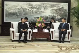 陈清敏（左）会见徐敬业