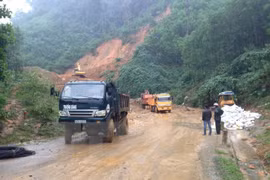 广南省多条道路遭泥石流被冲断