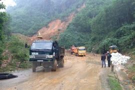 广南省多条道路遭泥石流被冲断