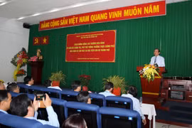越南政府副总理张和平与胡志明市干部学院领导举行工作会谈（图片来源：越通社）