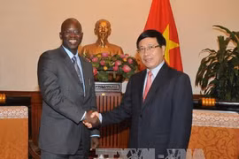 越南政府副总理兼外交部长范平明会见世行驻越南首席代表奥斯曼•迪奥。