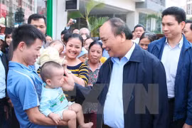 阮春福总理走访慰问河内市嘉林县邓舍保障性住房小区居民（图片来源：越通社）